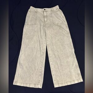 Universal thread high rise wide leg cropped jean. Size 8/29R, color cream.